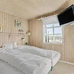 4 Bedroom Beautiful In Holiday home *
