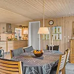 4 Bedroom Beautiful In Holiday home