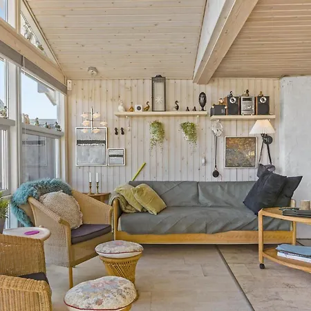 4 Bedroom Beautiful In Holiday home Pandrup