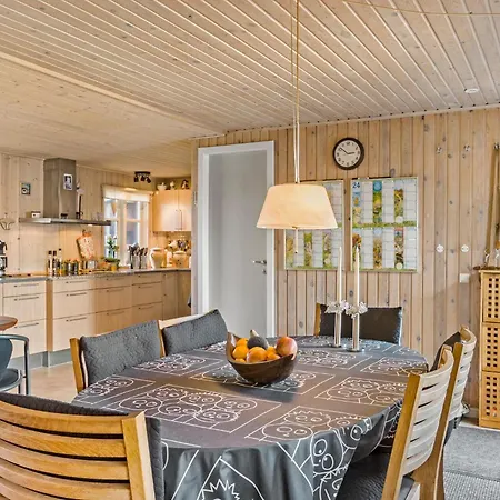 4 Bedroom Beautiful In Hébergement de vacances